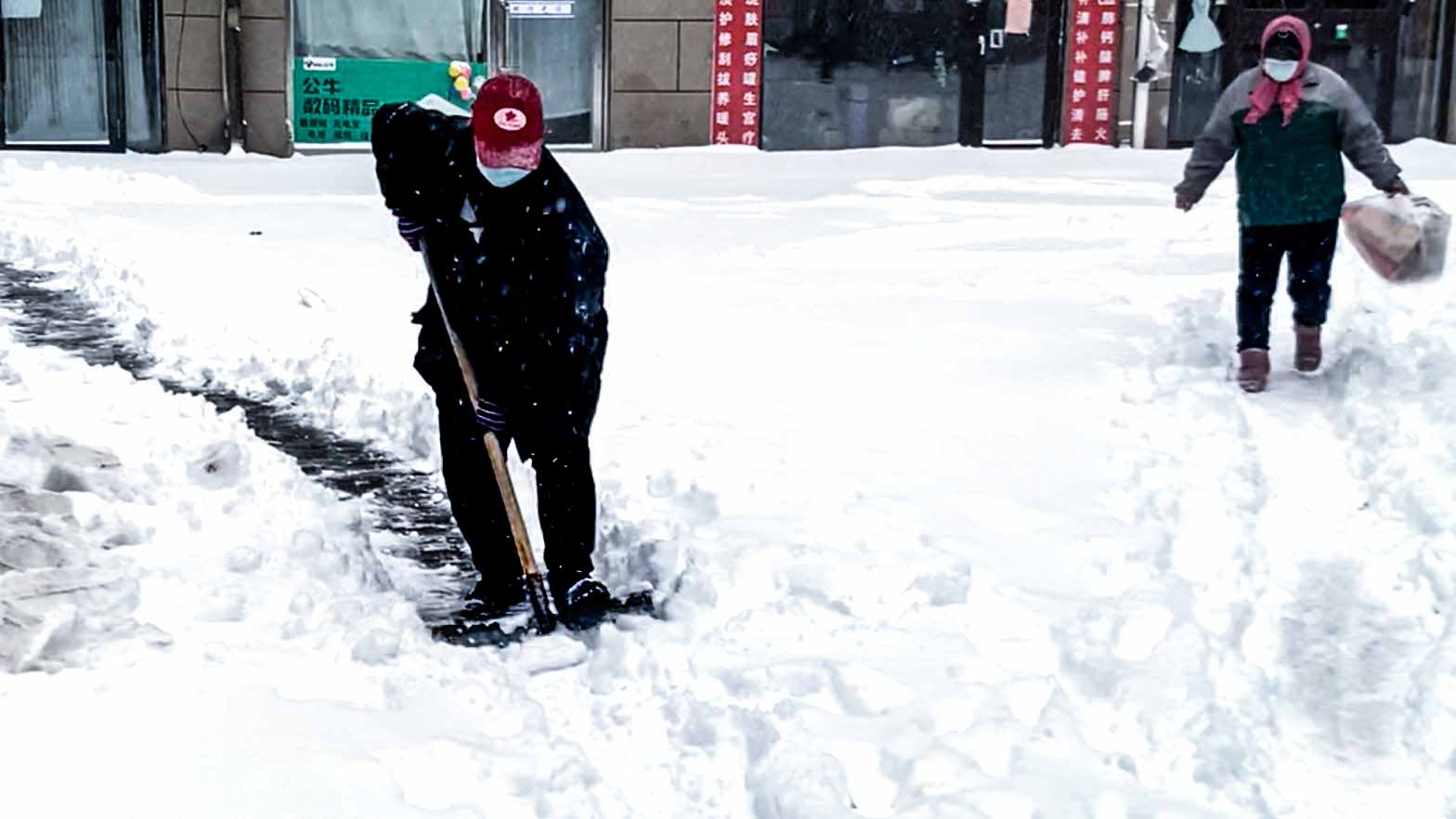 強降雪天氣 沈城人除雪忙