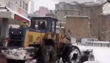硬核：鞍山一學校通知掃雪 家長開鏟車來幫忙