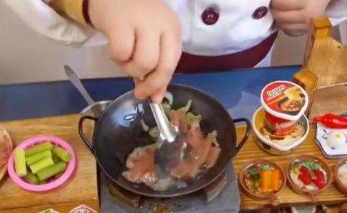 3歲萌娃用玩具給家人做菜