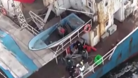 大連海域狂風巨浪中貨船9人遇險：交通運輸部北海救助局緊急救援