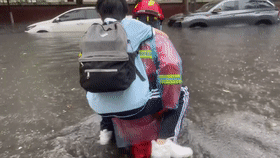 消防員叔叔背你上學！