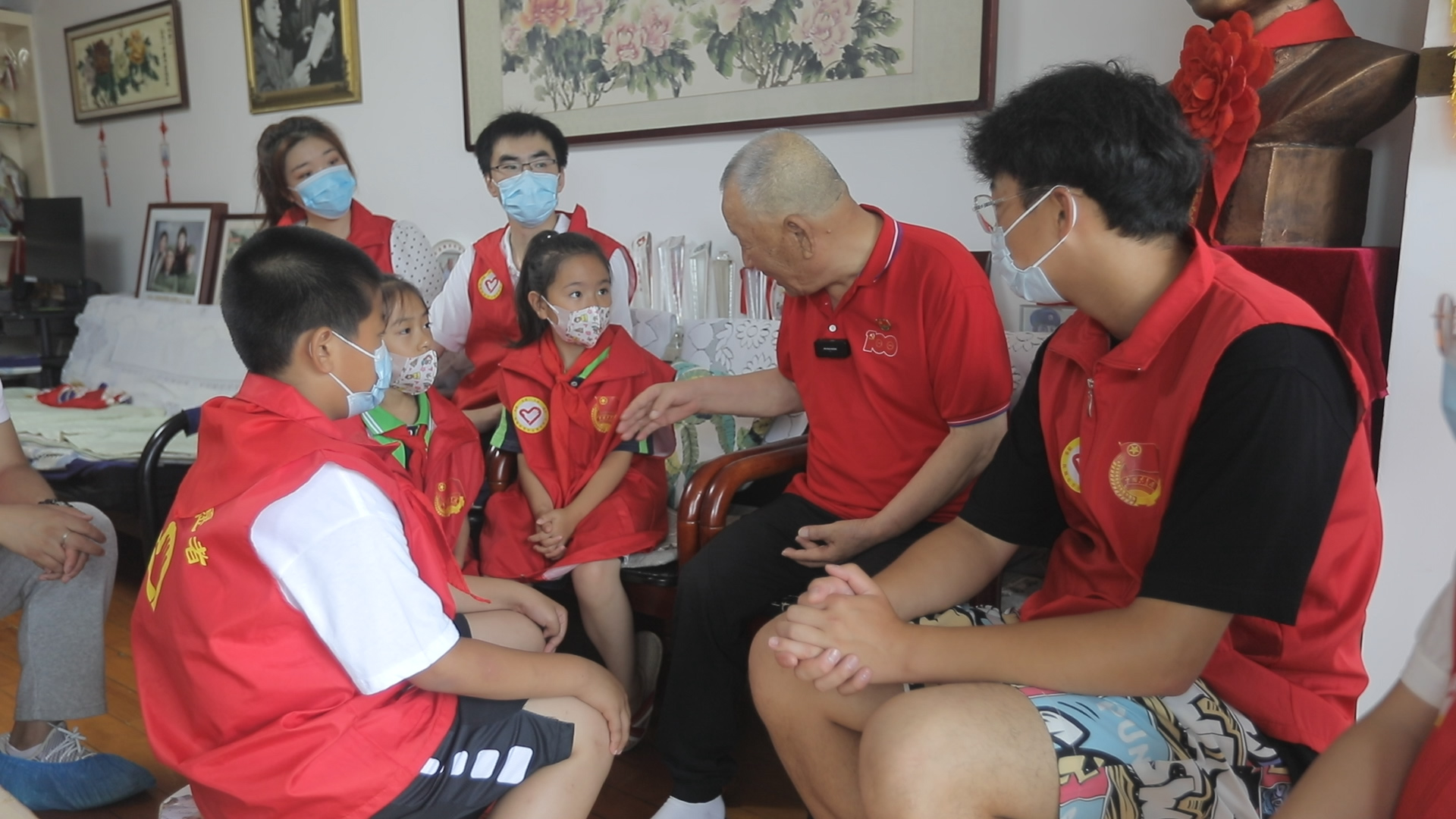 聽爺爺奶奶講述雷鋒的故事