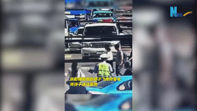 輔警抱起昏迷男孩飛奔就醫