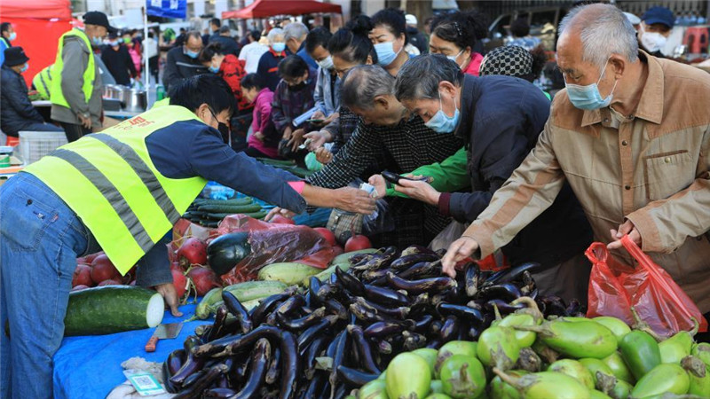遼寧沈陽：早市上的五彩“秋收”