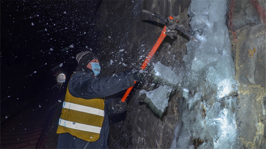 深山隧道“打冰人”：身著“冰甲”守護平安春運路