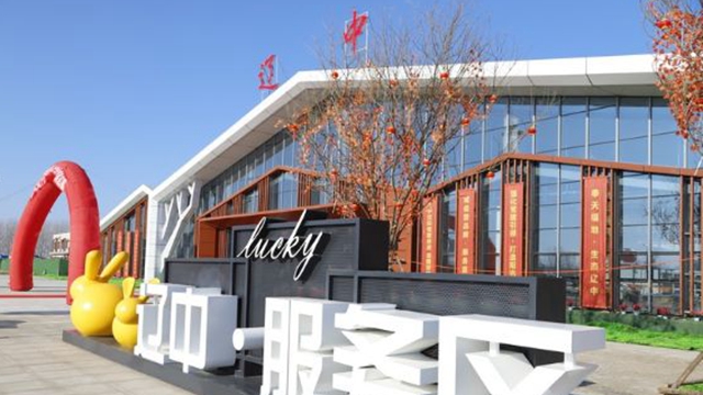 高速服務區看人氣：車流人流不斷